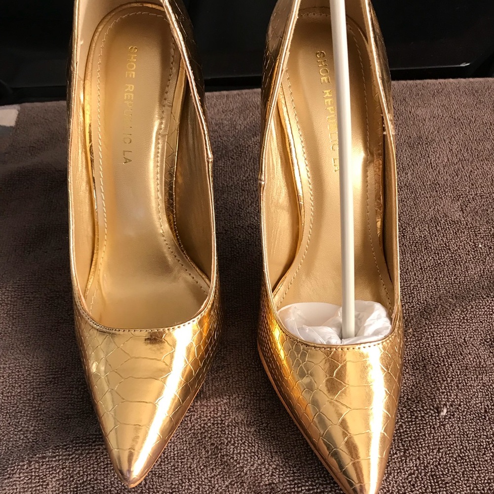 Gold patterned closed toe pump.
